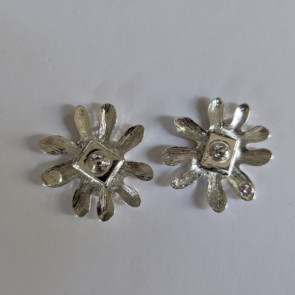 Silver Flower Shoe Clips - Picture 2 of 2